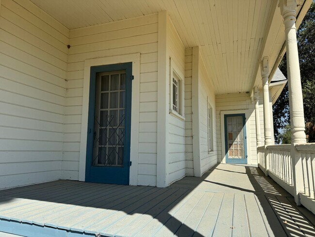 Building Photo - "Charming 2-Bedroom Country Cottage with P...