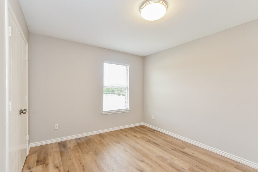 Building Photo - 1401 Buckingham Dr