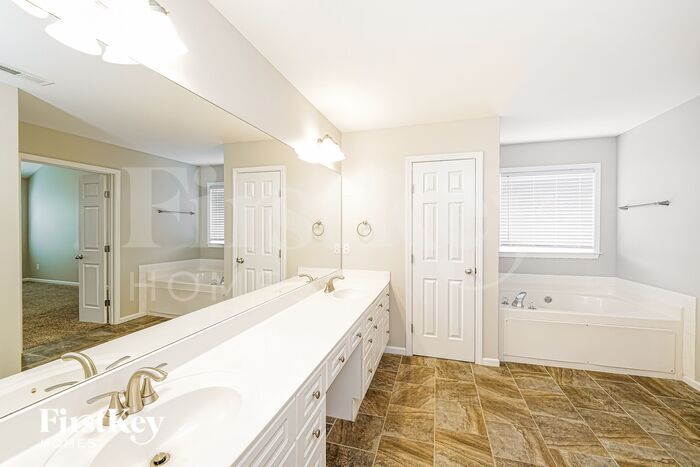 Building Photo - 531 Forest Lakes Dr