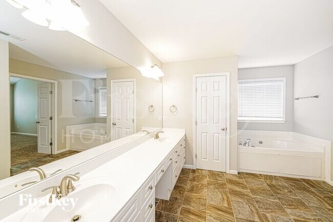 Building Photo - 531 Forest Lakes Dr