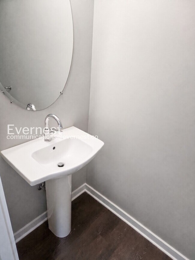 Building Photo - Bright and Lovely 3-Bedroom Townhome with Modern Amenities / Pet-Friendly /Coming Soon!