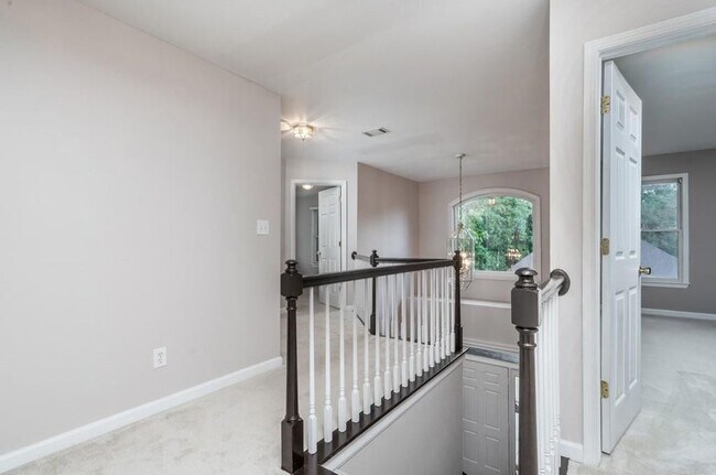 Building Photo - 802 Satinwood Pl