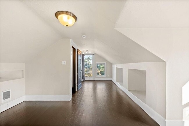 Building Photo - Charming 2-Bed 2-Bath Tacoma Craftsman | S...
