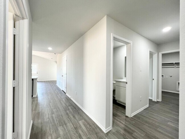 Building Photo - New 4 bedroom, 2 bath in Treaty Oaks Community