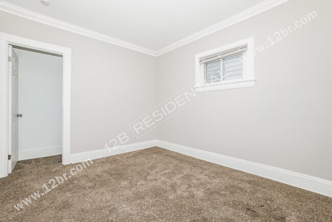 Building Photo - 2-Bedroom Down Unit and Large Kitchen