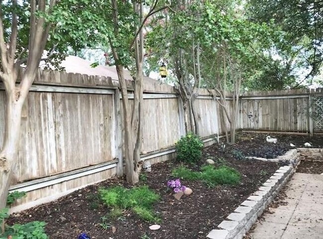 Building Photo - FOR LEASE!!