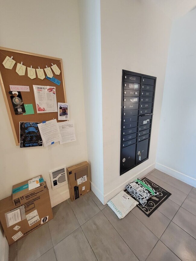Building Photo - Gorgeous and Affordable Condo