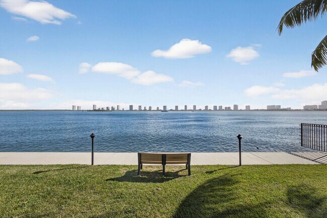 Building Photo - 1120 Lake Shore Dr