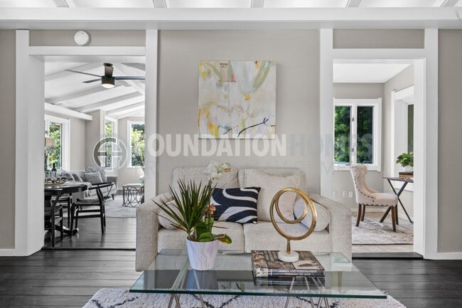 Building Photo - Charming 3 bed/2.5 bath in the heart of do...