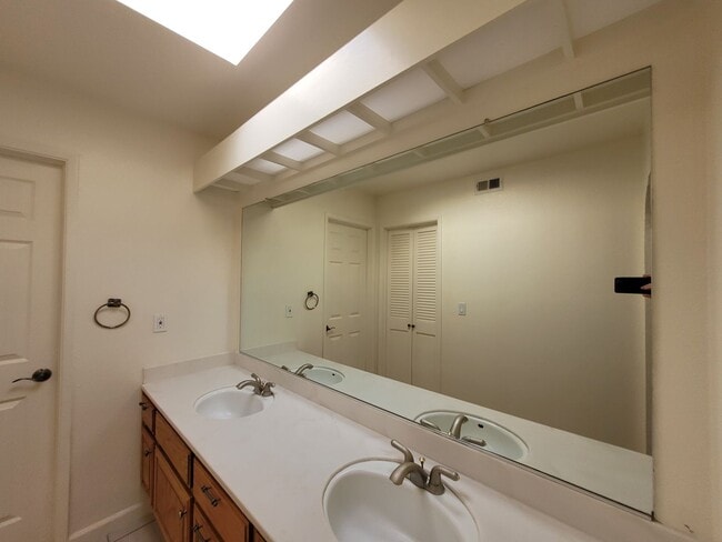 Building Photo - 1855 Scenic Dr