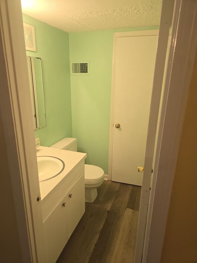 Building Photo - 2 Bed 1.5 bath townhouse