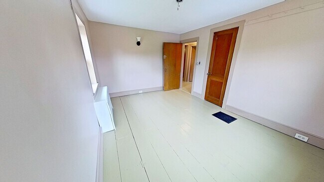 Building Photo - Single Family Farm House