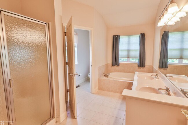 Building Photo - Beautifully maintained, energy-efficient f...