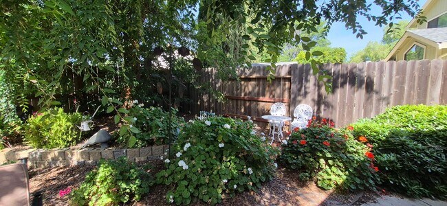 Building Photo - 642 Silvertop Way
