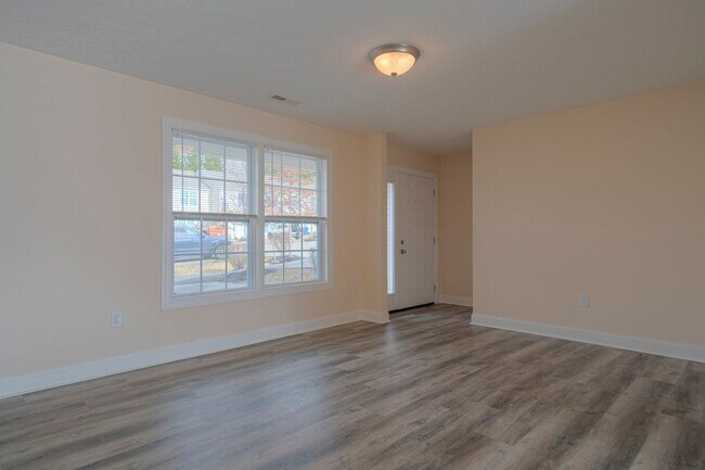 Building Photo - Oak Tree Townhome | 4 Bed, 4.5 Bath | Avai...