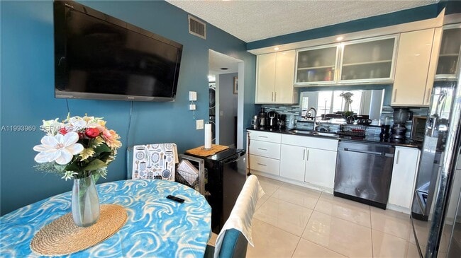 Building Photo - 12500 SW 5th Ct