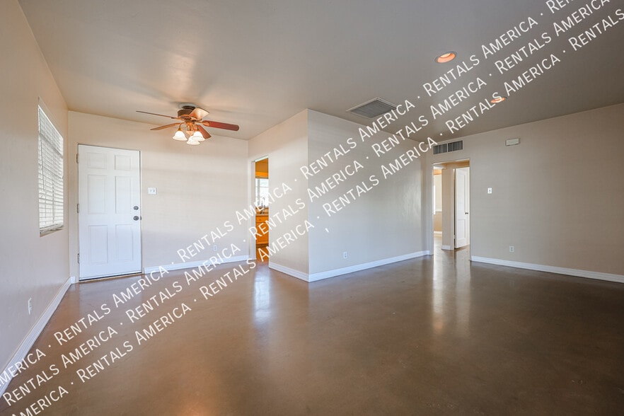 Building Photo - 2911 E Flower St