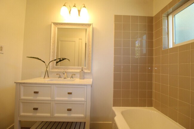 Building Photo - Charming Midtown Ventura Home- 3 Bedroom + 1.75 Bath