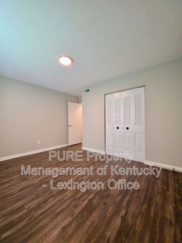 Building Photo - 3793 Camelot Dr
