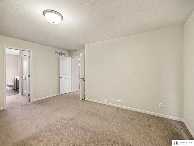 Building Photo - 8417 S 65th St