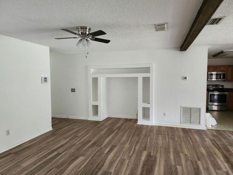 Building Photo - 14532 Knoll Ridge Dr