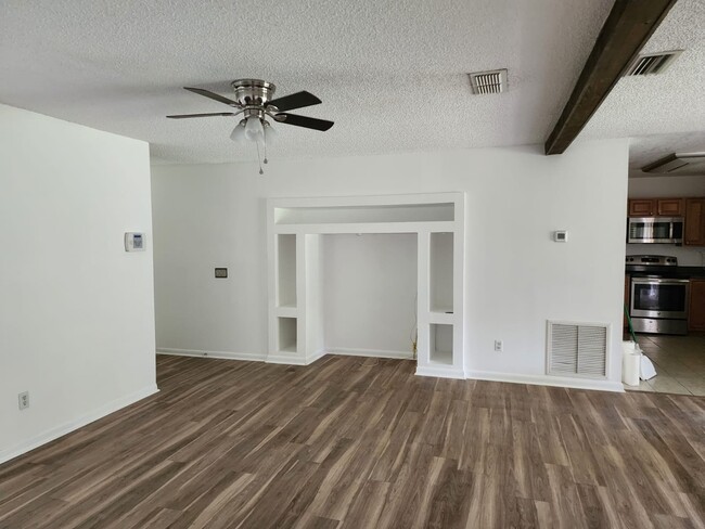 Building Photo - 14532 Knoll Ridge Dr