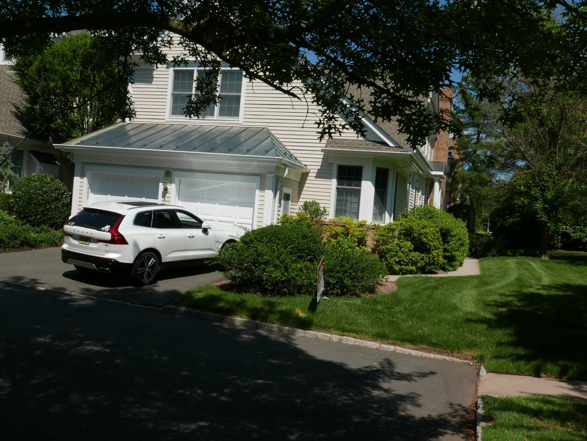 2 Car Garage - 8 Meadowbrook Club Way