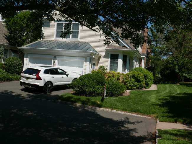 2 Car Garage - 8 Meadowbrook Club Way