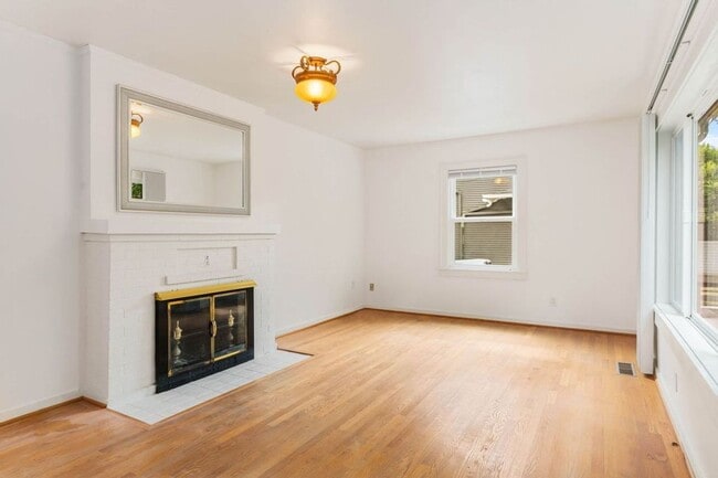 Building Photo - STUNNING, Bright Capital Hill Home