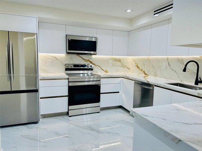 Building Photo - 3500 Mystic Pointe Dr