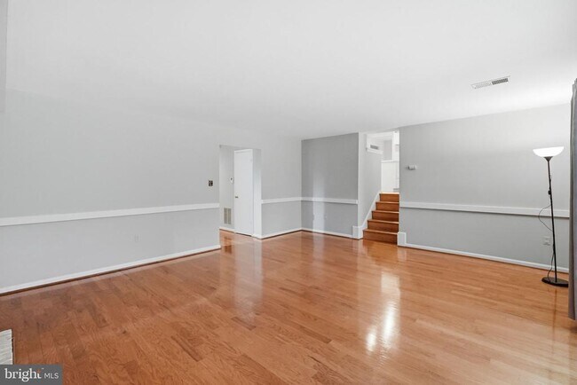 Building Photo - 809 Woodley Dr