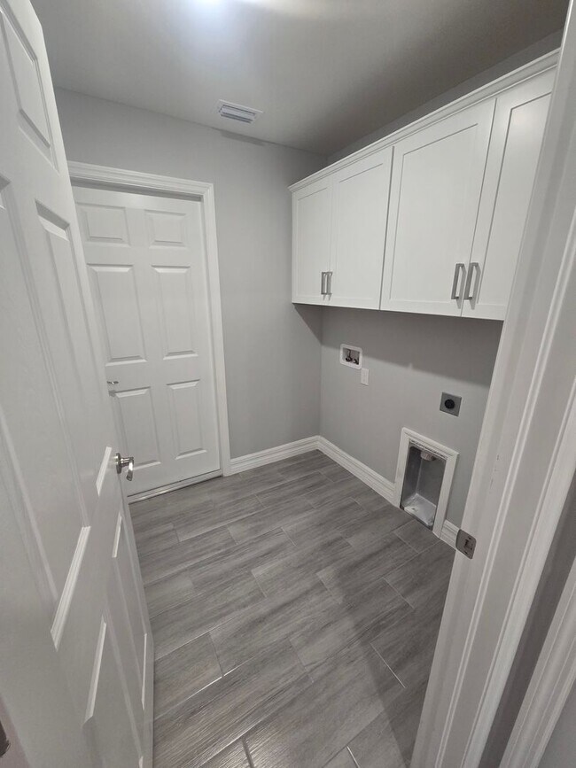 Building Photo - MUST SEE-CUSTOM BUILT-LARGE NEWER CONSTRUT...