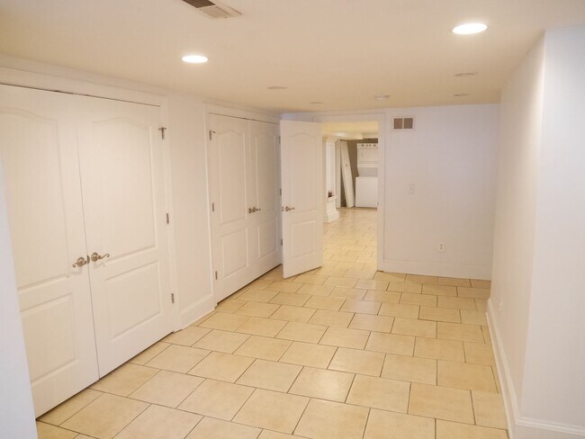 Building Photo - 2318 Eutaw Pl
