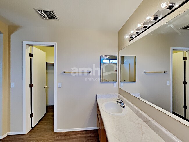 Building Photo - 5691 S Abbottsford Dr