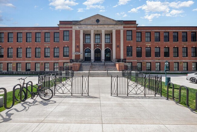 Building Photo - 301 N Mulberry St