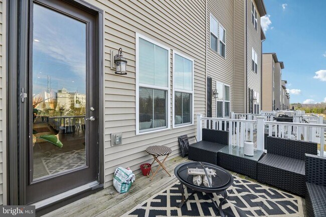 Building Photo - 251 Phoenix Dr