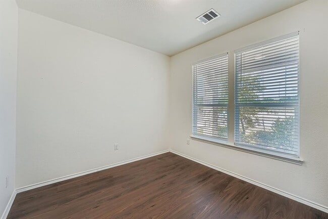 Building Photo - 5104 Lazy Ct Dr