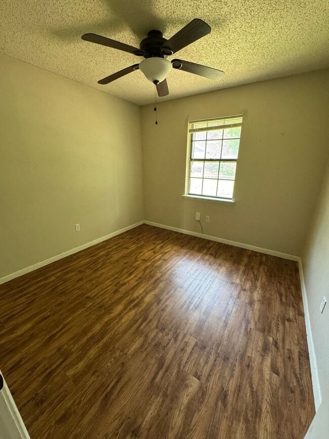 Building Photo - 3/1.5 Brick Home in West Lampasas