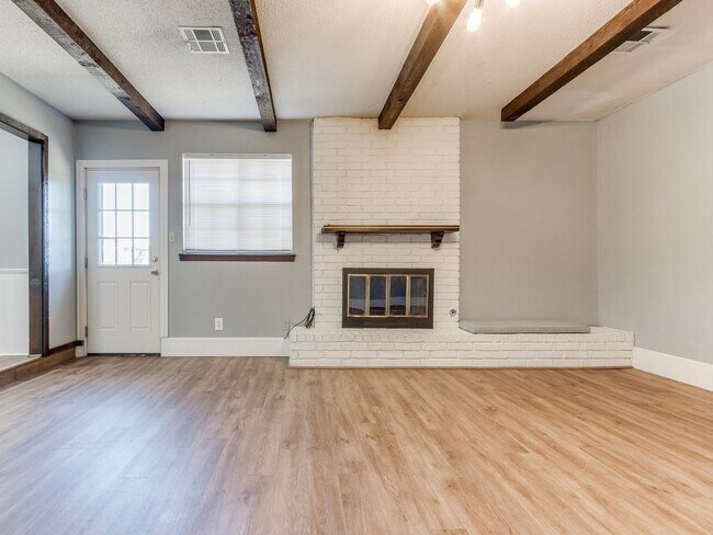 Building Photo - 3 Bed 2 Bath 2 Car Garage in Shawnee!