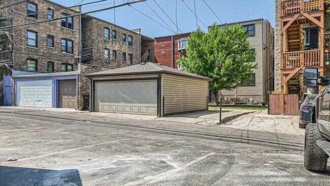 Building Photo - 1420 W Winnemac Ave