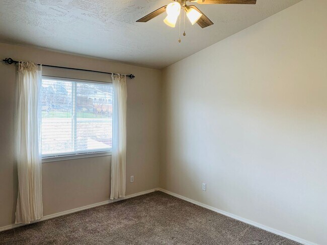 Building Photo - Beautiful Home with Separate Office/Bonus ...