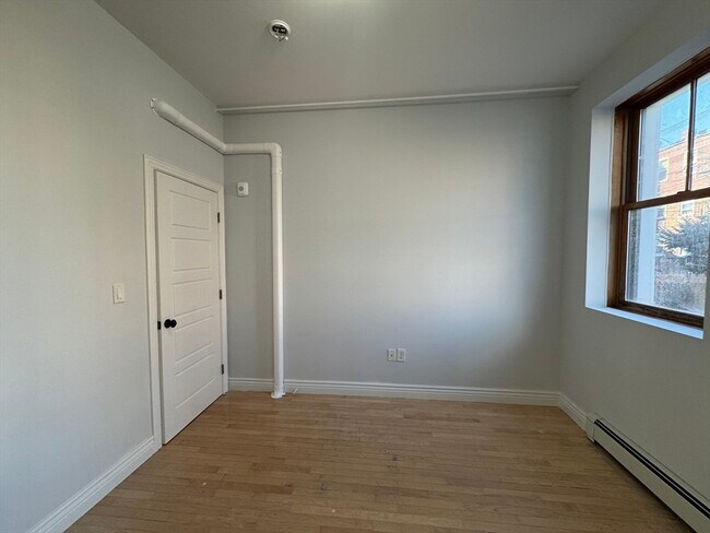 Building Photo - 212 Chelsea St