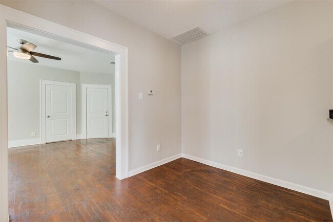 Building Photo - 1219 W Gray St