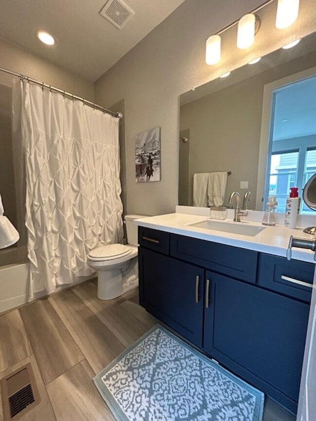 Building Photo - Beautiful 2 Bed + Office + 2.5 Bath home i...