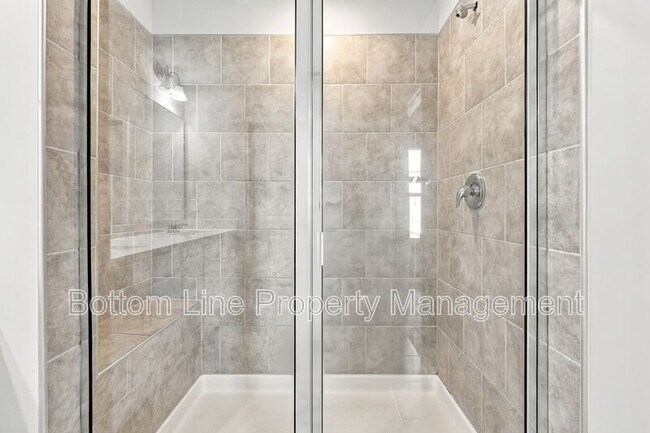 Building Photo - 5811 Woodlawn Dr