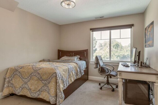 Building Photo - Upmarket Townhouse in Sought After Holladay City