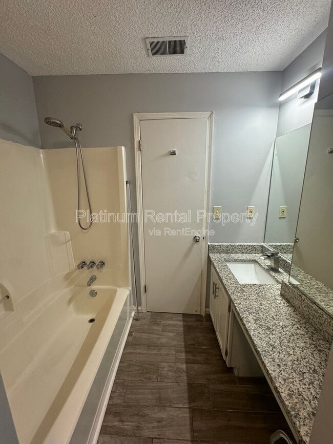 Building Photo - 1804 Pine Tree Dr