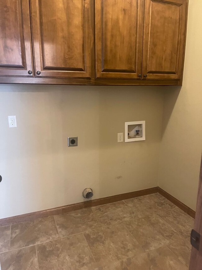 Building Photo - Fully Furnished Three Bedroom, Two Bathroo...