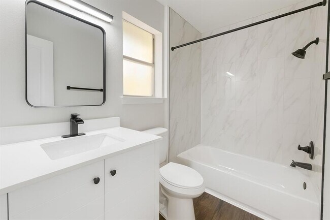 Building Photo - 1015 E Yager Ln