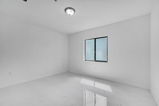 Building Photo - Goulds 4 Bed Triplex